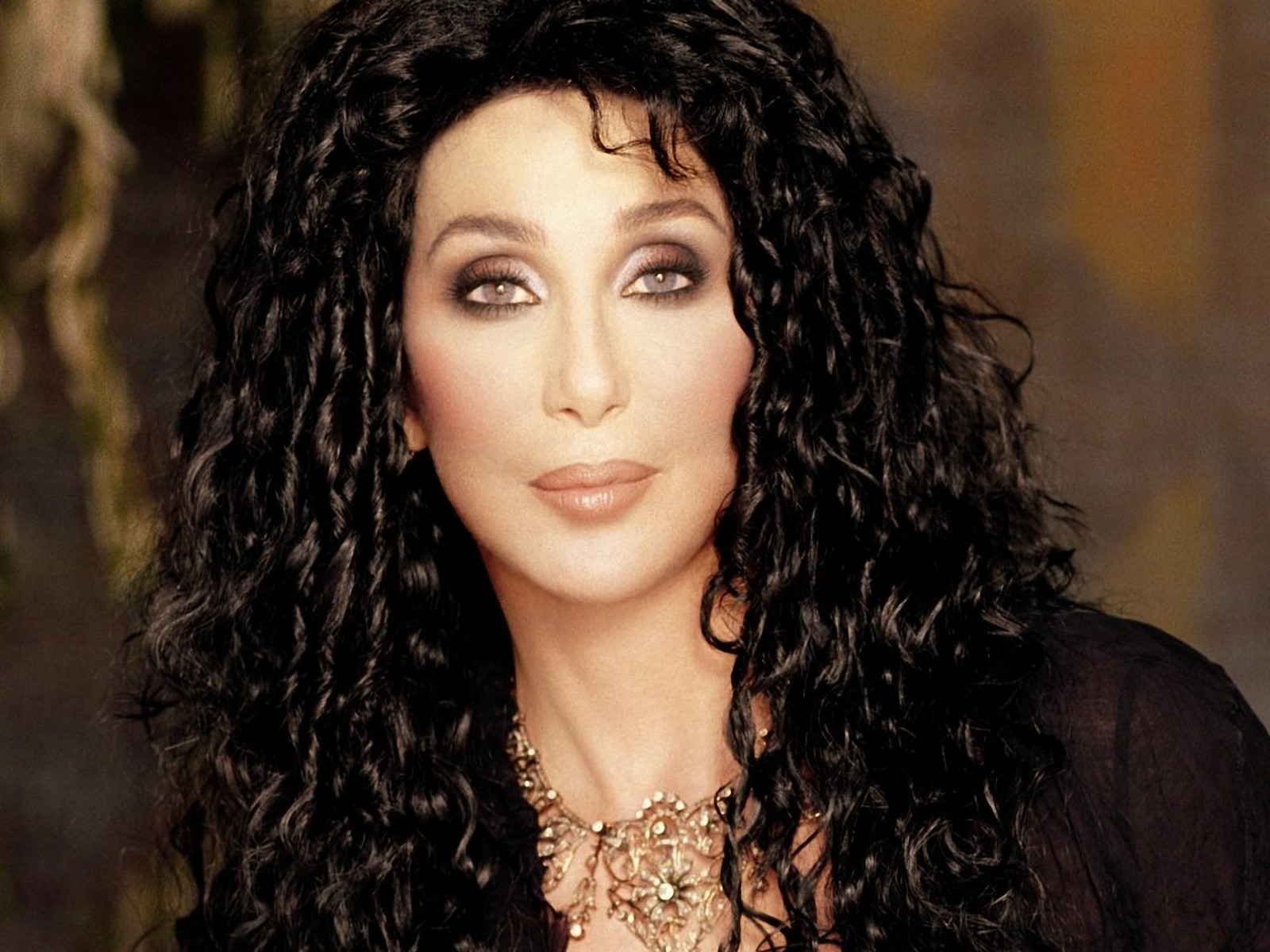 Εβδομάδα Μόδας Παρισιού: Η «αειθαλής» Cher «έκλεψε την παράσταση» στα 76 της! (φωτό)