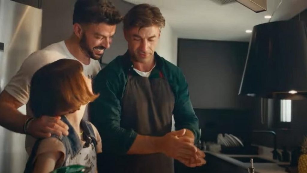 Το Ίδρυμα Ωνάση αποφάσισε να ασχοληθεί με τις ομόφυλες οικογένειες: «Είναι και οι δύο μπαμπάδες εκεί»!