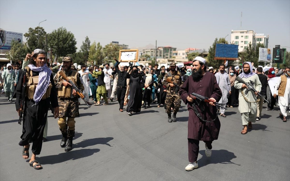 Καμπούλ: Ταλιμπάν πυροβόλησαν στον αέρα για να διαλύσουν διαδήλωση υπέρ των γυναικών του Ιράν