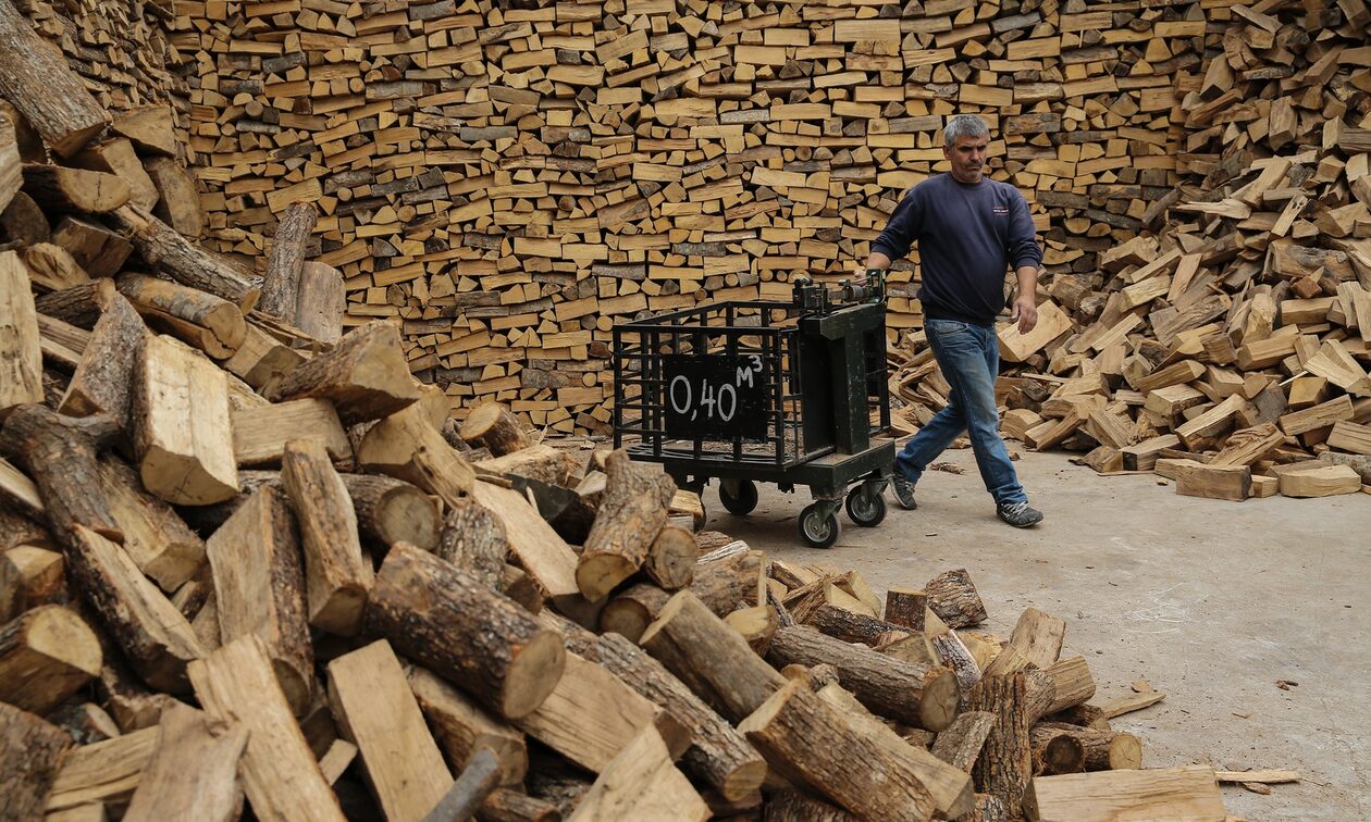Μπαίνει πλαφόν σε καυσόξυλα και πέλλετ – Πρόστιμο έως 100.000 ευρώ στους παραβάτες