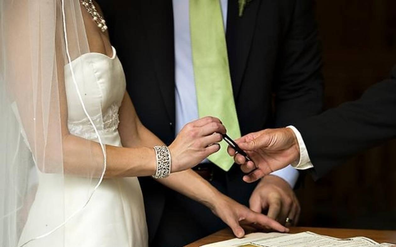 Απίστευτο περιστατικό στο Περιστέρι: Γαμπρός «έστησε» δύο φορές τη νύφη στο δημαρχείο!