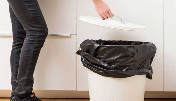 Αυτός είναι ο λόγος που πρέπει να βάζετε ένα κομμάτι … βαμβάκι στα σκουπίδια σας