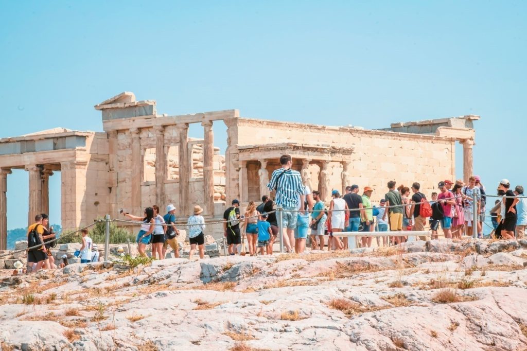 Ο τουρισμός πεδίο αντιπαράθεσης ΣΥΡΙΖΑ-κυβέρνησης: «Στον αυτόματο πιλότο» – «Χρονιά – σταθμός»