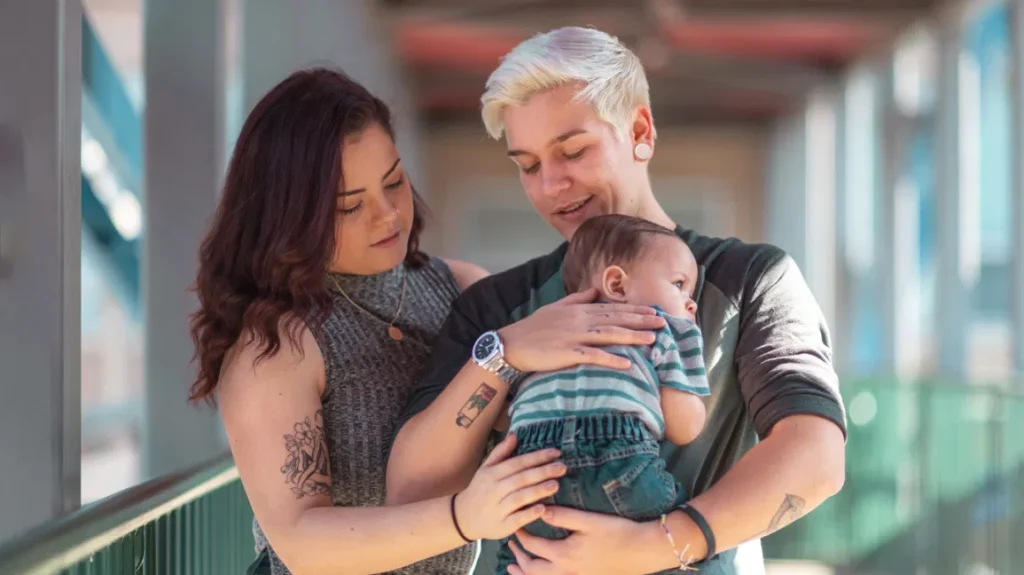 Τρανς και υιοθεσία παιδιών: Μας εκφράζει σε κάτι αυτή η Δύση πλέον;