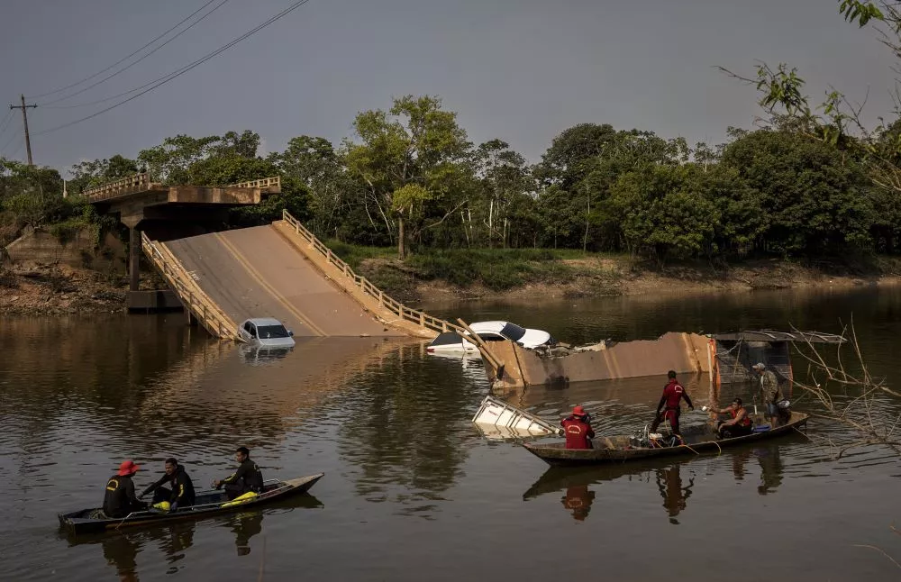 Βραζιλία: Τουλάχιστον τρεις νεκροί, 14 τραυματίες και πολλοί αγνοούμενοι από κατάρρευση γέφυρας