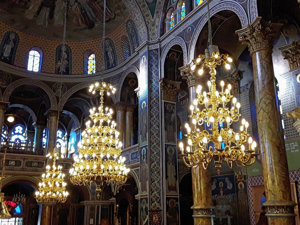 Η ενεργειακή κρίση «χτυπά» τις εκκλησίες: Μητροπολίτες ζητούν από εφημέριους να σβήσουν τους πολυελαίους