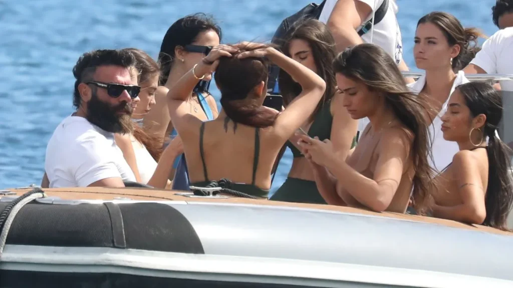 Νταν Μπιλζέριαν: Ο «βασιλιάς του Instagram» συνεχίζει τις βόλτες με τα κορίτσια του στη Μύκονο (φωτό)