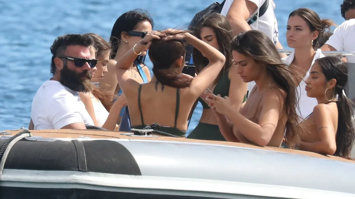 Νταν Μπιλζέριαν: Ο «βασιλιάς του Instagram» συνεχίζει τις βόλτες με τα κορίτσια του στη Μύκονο (φωτό)