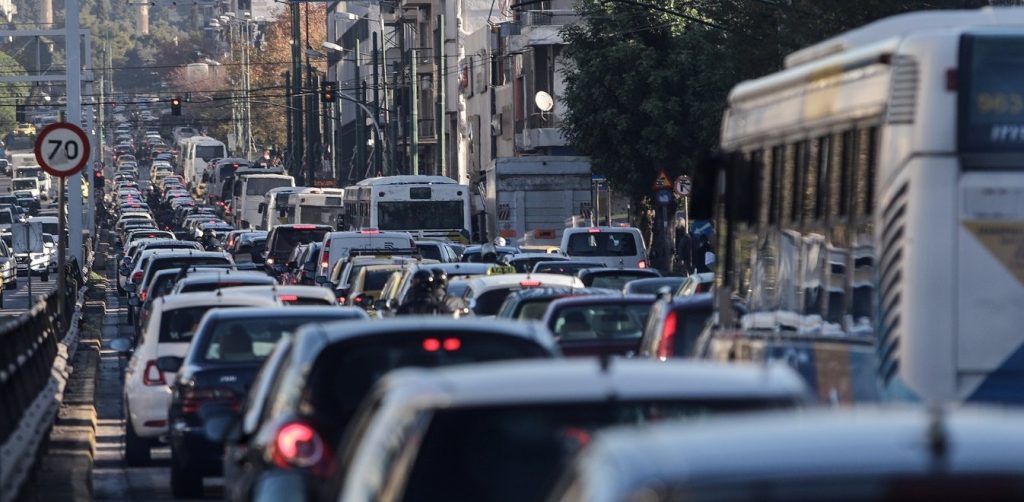 Αυξημένη κίνηση στον Πειραιά λόγω ακινητοποιημένου λεωφορείου – Που παρατηρούνται προβλήματα