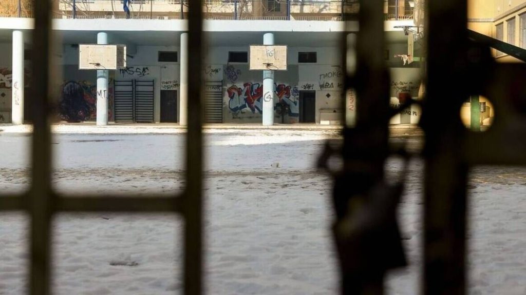 Ελεύθερη η 42χρονη που εισέβαλε με μαχαίρι σε σχολείο στο Βόλο