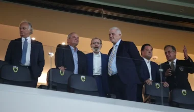 Ο πρώην πρωθυπουργός Κώστας Καραμανλής και ο Γιώργος Βαρδινογιάννης στα εγκαίνια του OPAP Arena