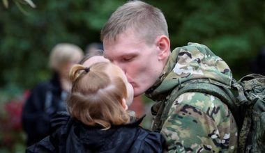 Ρώσος επίστρατος αποχαιρετά την κόρη του και φεύγει για επανεκπαίδευση