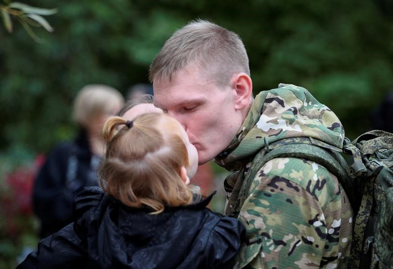 Ρώσος επίστρατος αποχαιρετά την κόρη του και φεύγει για επανεκπαίδευση