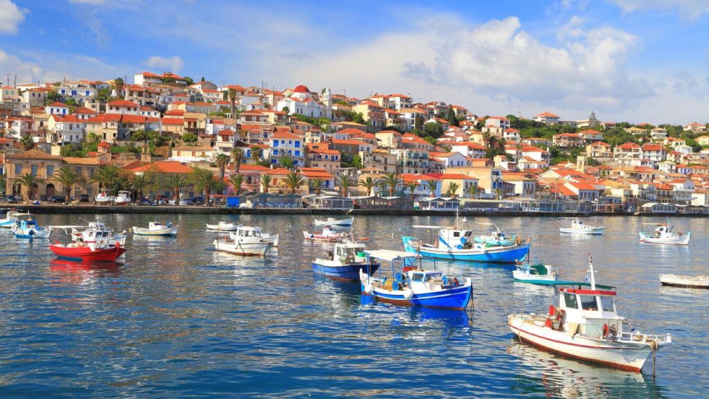 Κορώνη: Ο παραλιακός οικισμός στη Μεσσηνία που αξίζει να επισκεφθείτε ακόμη και το φθινόπωρο (φώτο)