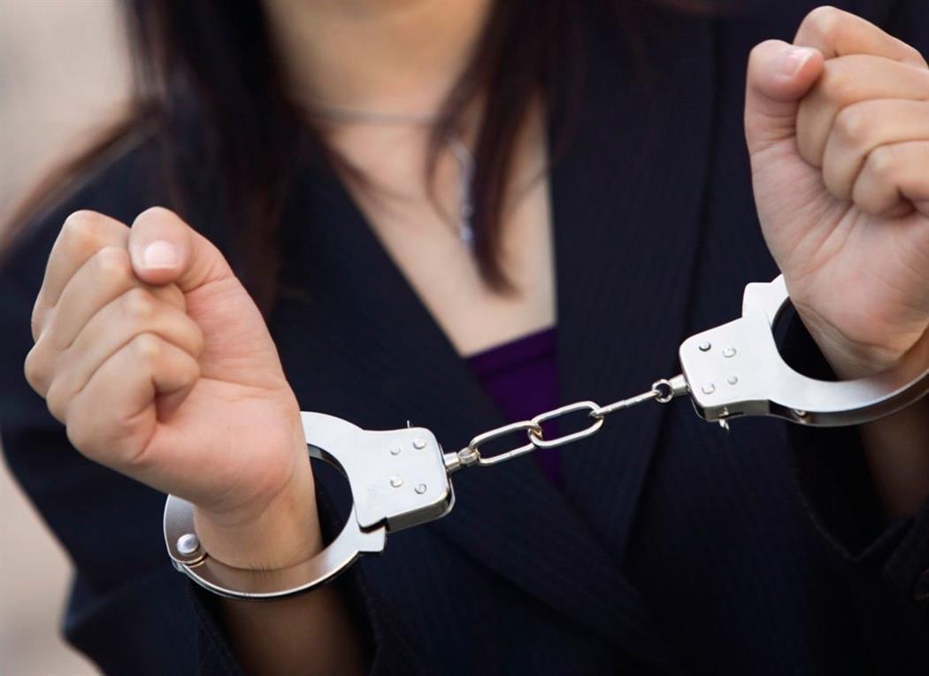 Αγρίνιο: Γυναίκα με τρεις καταδικαστικές αποφάσεις σε βάρος της κυκλοφορούσε ελεύθερη και… ωραία!