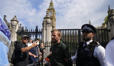 Κύμα διαδηλώσεων στη Βρετανία ενάντια στην ακρίβεια – Μαζική απεργία στον σιδηρόδρομο