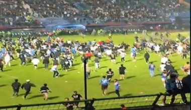 Ινδονησία: Δεκάδες νεκροί μετά από επεισόδια σε ποδοσφαιρικό αγώνα – Μεταξύ των θυμάτων είναι και παιδιά (βίντεο)