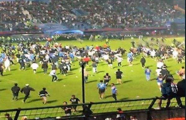 Ινδονησία: Δεκάδες νεκροί μετά από επεισόδια σε ποδοσφαιρικό αγώνα – Μεταξύ των θυμάτων είναι και παιδιά (βίντεο)
