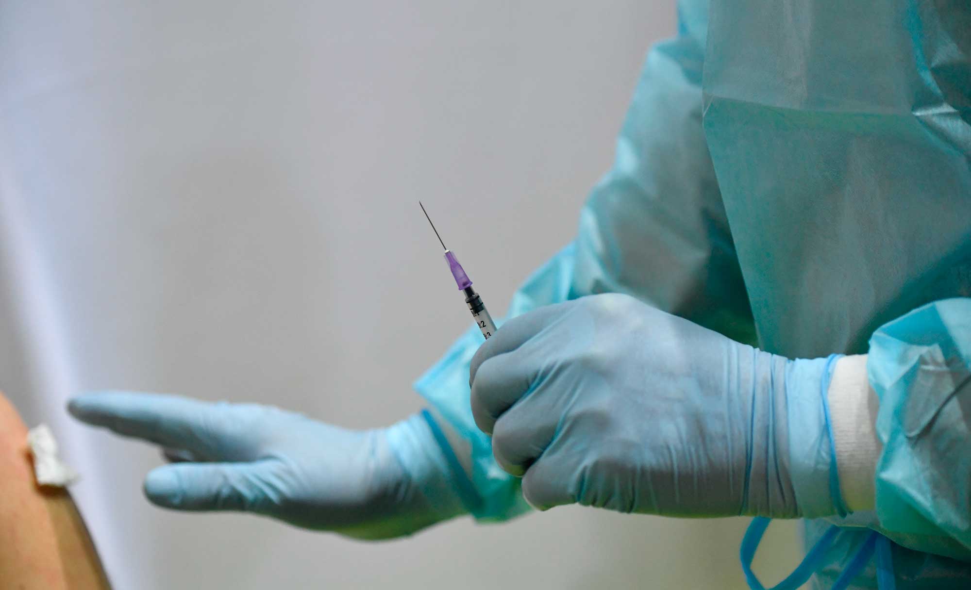 Κορωνοϊός: Τη Δευτέρα ξεκινούν οι εμβολιασμοί με τα νέα επικαιροποιημένα εμβόλια