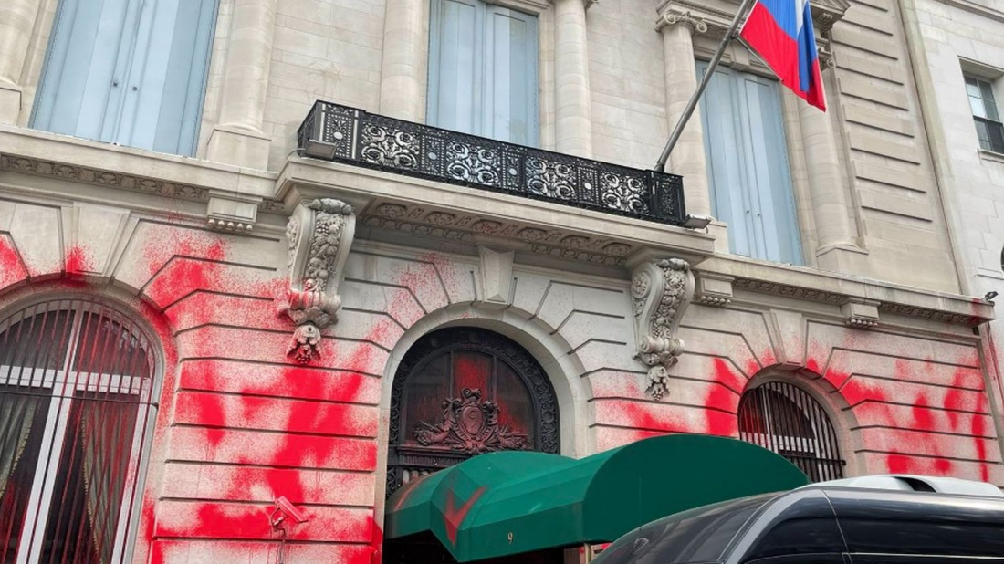 ΗΠΑ: Άγνωστοι βανδάλισαν με κόκκινη μπογιά το ρωσικό προξενείο στο Μανχάταν