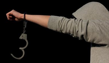 Έξαρση της εγκληματικότητας ανηλίκων στην Πάτρα: Σύλληψη 13χρονου & 14χρονου για ληστεία