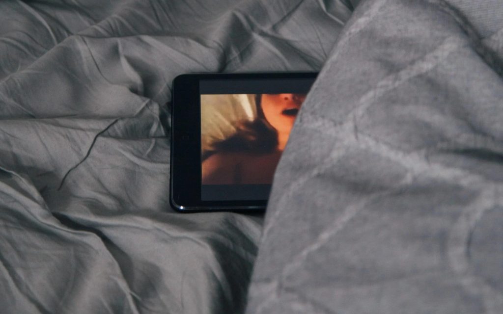 Λέρος: Χειροπέδες σε νεαρό στρατιωτικό και 16χρονη για «revenge porn» σε βάρος ανήλικης