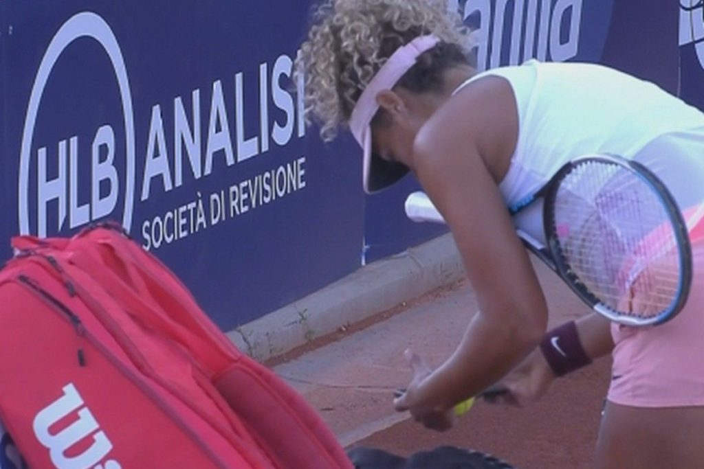 Η αντίπαλος της Μ.Σάκκαρη έτρεξε να κλείσει το κινητό της που χτύπησε την ώρα του τελικού (βίντεο)