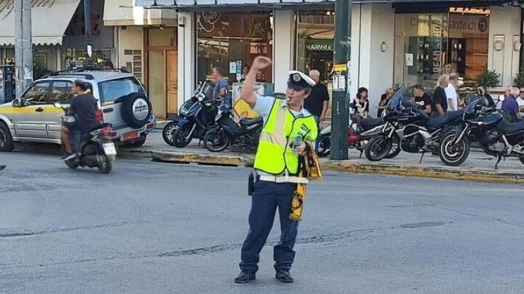 Με κασκόλ της ΑΕΚ καθοδηγούσε την κίνηση ο τροχονόμος έξω από το OPAP ARENA (βίντεο)