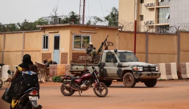Μπουρκίνα Φάσο: Στρατός και πολίτες ενώθηκαν στους δρόμους φωνάζοντας ρυθμικά «Ρωσία, Ρωσία»