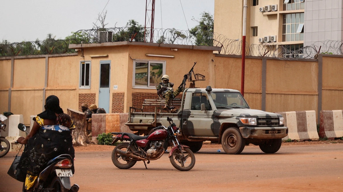 Μπουρκίνα Φάσο: Στρατός και πολίτες ενώθηκαν στους δρόμους φωνάζοντας ρυθμικά «Ρωσία, Ρωσία»