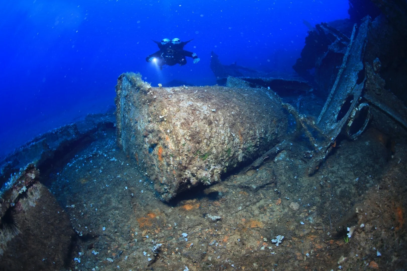 «Αφρικανός Μαρκήσιος»: Δείτε εντυπωσιακές φωτογραφίες από το ναυάγιο στα νερά του Αιγαίου