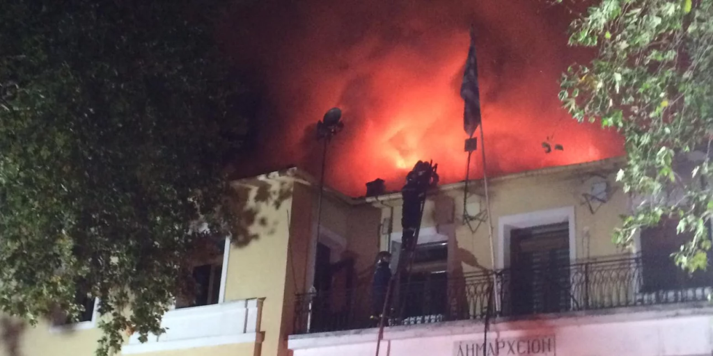 Κοζάνη: Φωτιά έκανε «στάχτη» το δημαρχείο Σερβίων – «Ο πόνος είναι μεγάλος» (βίντεο)