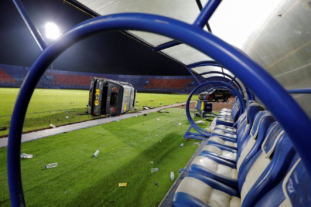 Ινδονησία: Τα ολέθρια λάθη που οδήγησαν σε ένα από τα χειρότερα δυστυχήματα στην ιστορία του αθλητισμού