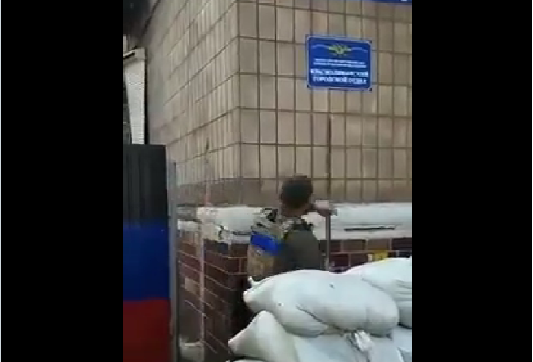 Ουκρανικά στρατεύματα κατεβάζουν ρωσικές σημαίες και πινακίδες στην υπό κατάληψη πόλη Λιμάν