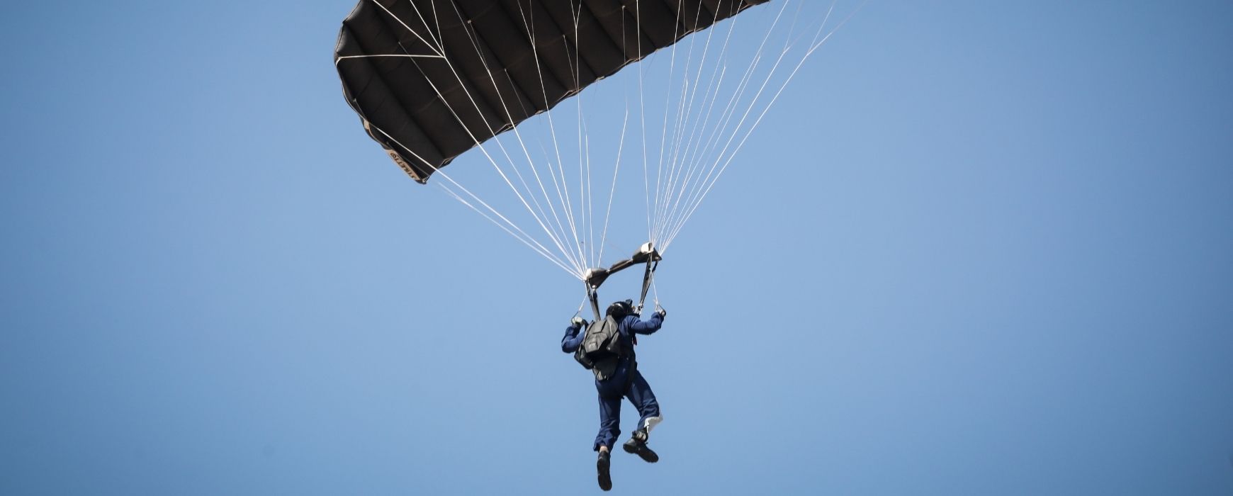 Κρήτη: Aλεξιπτωτιστής πλαγιάς μπερδεύτηκε σε καλώδια της ΔΕΗ