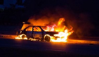 Απίθανο σκηνικό στη Γερμανία: Μάνα και γιος έκαναν κόντρα… μεταξύ τους και το ένα αυτοκίνητο άρπαξε φωτιά