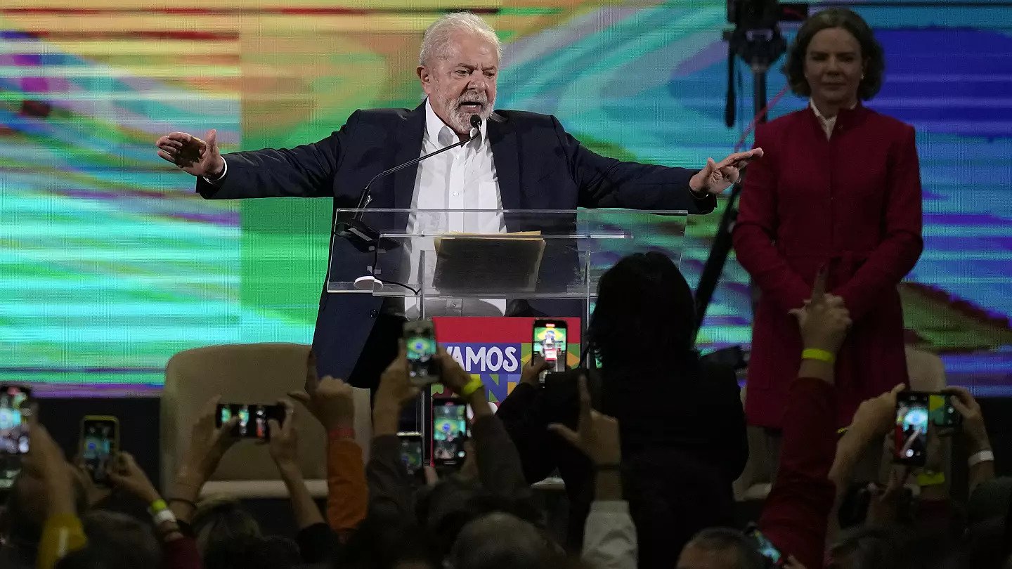 Βραζιλία: Τα πρώτα αποτελέσματα δίνουν νίκη με 51% για τον Λ.Λούλα