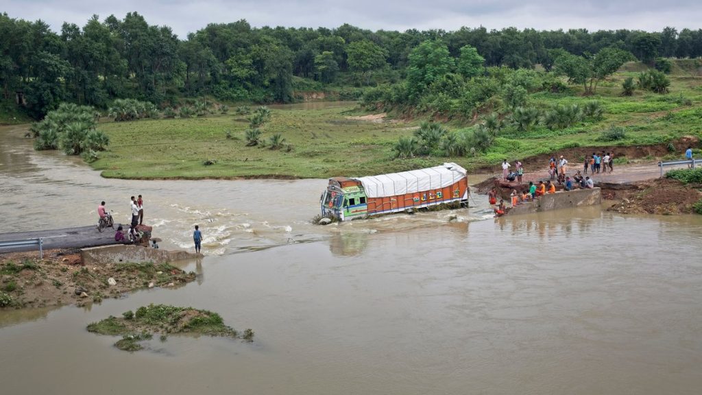 Ινδία: Όχημα που μετέφερε προσκυνητές έπεσε σε λίμνη – Τουλάχιστον 26 νεκροί