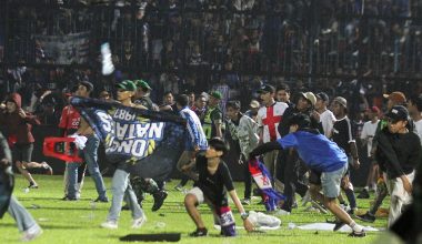 Μακελειό σε ποδοσφαιρικό αγώνα στην Ινδονησία: 129 νεκροί – Μεταξύ των θυμάτων και παιδιά (φώτο-βίντεο)