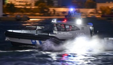 Ακυβέρνητο φορτηγό πλοίο ανοιχτά του στενού του Καφηρέα λόγω μηχανικής βλάβης