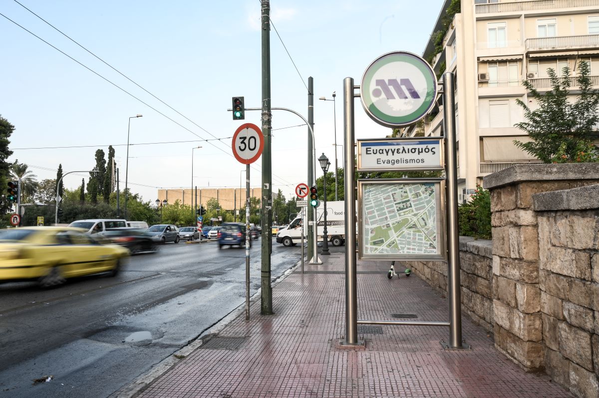 Διακόπηκαν τα δρομολόγια στον σταθμό του «Ευαγγελισμού»: Άνδρας εγκλωβίστηκε στον συρμό του Μετρό