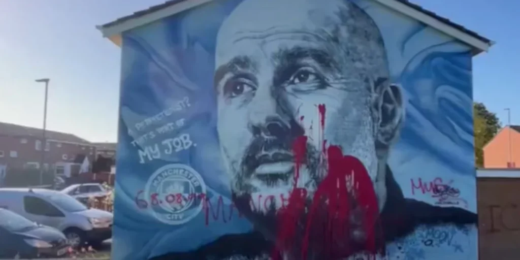 Μάντσεστερ: Οπαδοί της Γιουνάιτεντ πέταξαν κόκκινη μπογιά στην τοιχογραφία του Πεπ Γκουαρδιόλα (βίντεο)