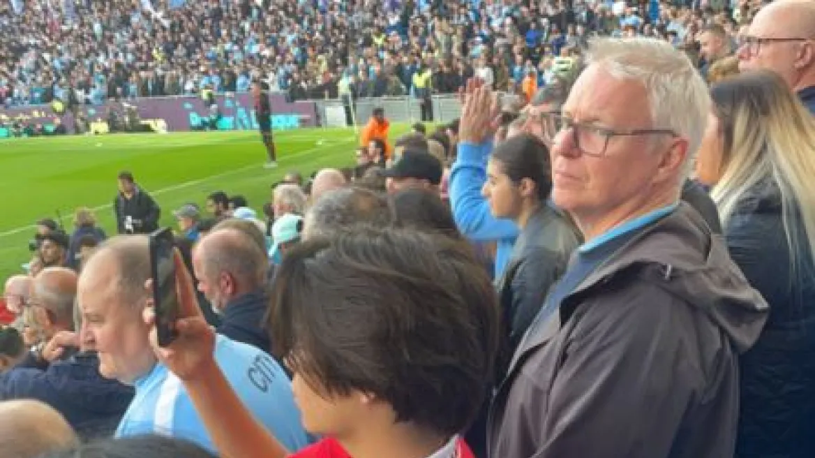 Όταν θες πάντα να κερδίζεις: Οπαδός πήγε στο «Etihad» με τη φανέλα Γιουνάιτεντ και στο ημίχρονο έβαλε κασκόλ της Σίτι