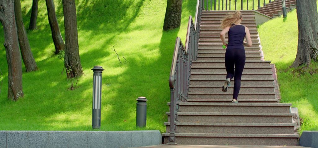 Έρευνα: Το ανέβασμα ή το κατέβασμα της σκάλας βοηθάει στη βελτίωση της φυσικής κατάστασης και της υγείας;
