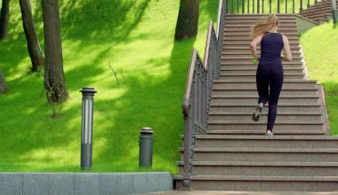 Έρευνα: Το ανέβασμα ή το κατέβασμα της σκάλας βοηθάει στη βελτίωση της φυσικής κατάστασης και της υγείας;