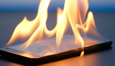 Θεσσαλονίκη: Το κινητό του άρπαξε φωτιά την ώρα που κοιμόταν!