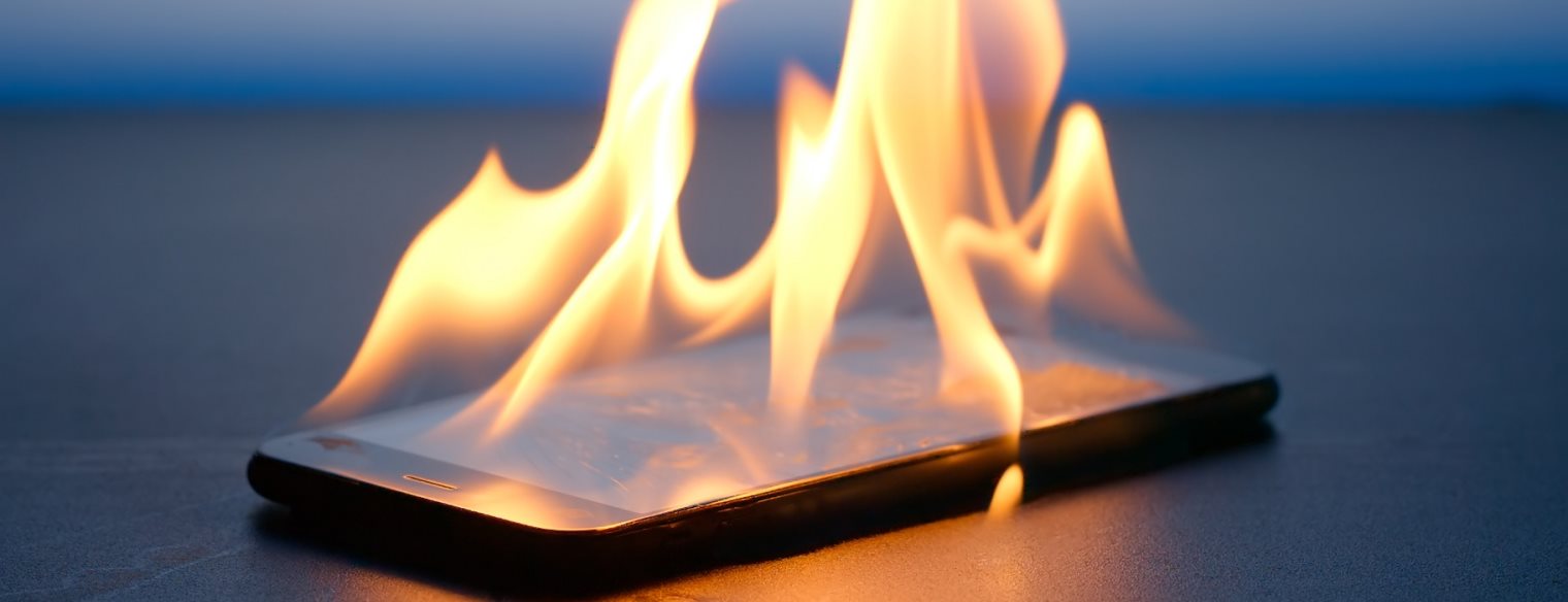 Θεσσαλονίκη: Το κινητό του άρπαξε φωτιά την ώρα που κοιμόταν!