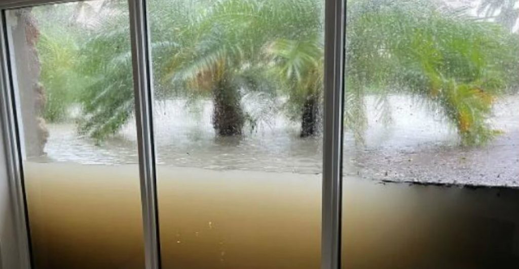 Τυφώνας «Ιαν»: Τζαμαρία σπιτιού που κρατάει τόνους νερού γίνεται viral (φωτο)