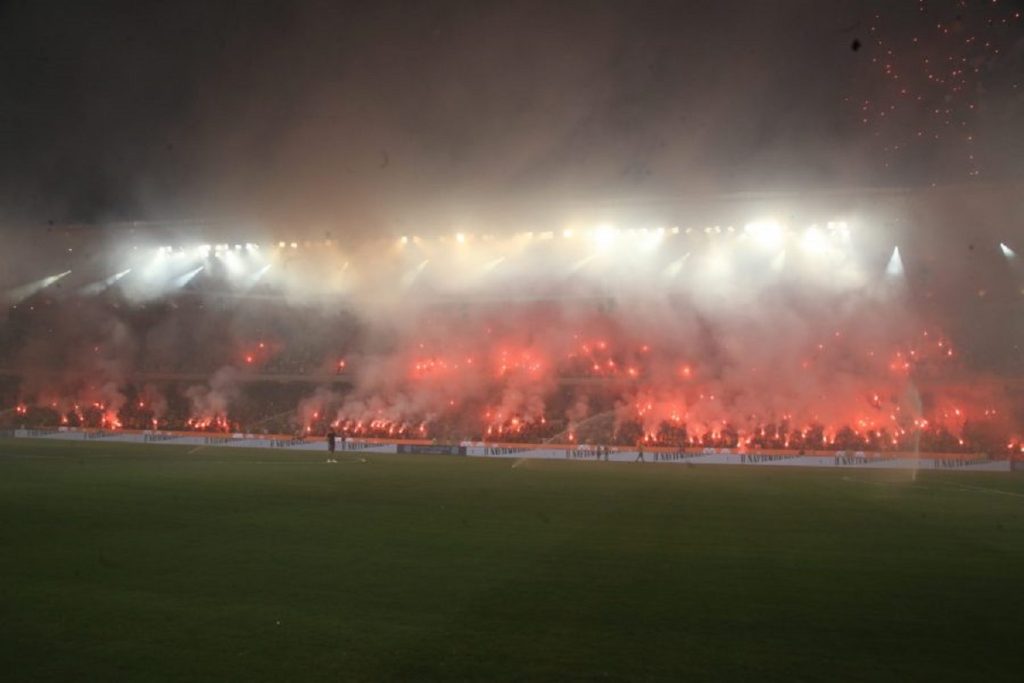 Ελληνικό πρωτάθλημα: Εκρηκτική ατμόσφαιρα στην «OPAP Arena» με καπνογόνα από τους φιλάθλους της ΑΕΚ (φωτό)