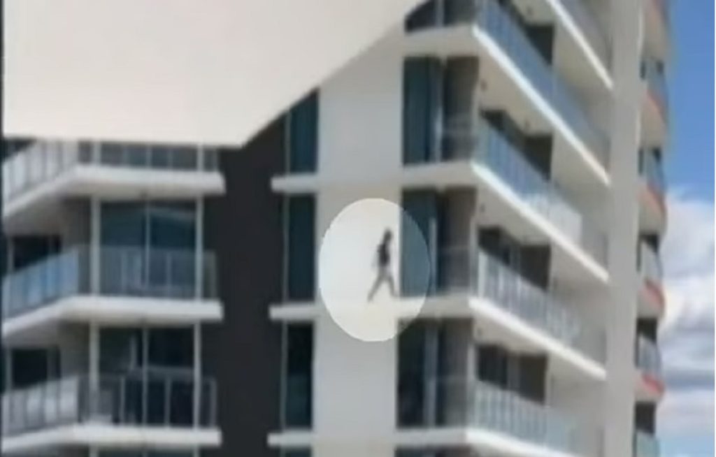 Τρομακτικό: Άνδρας πηδάει από μπαλκόνι σε μπαλκόνι σε 24οροφη πολυκατοικία (βίντεο)